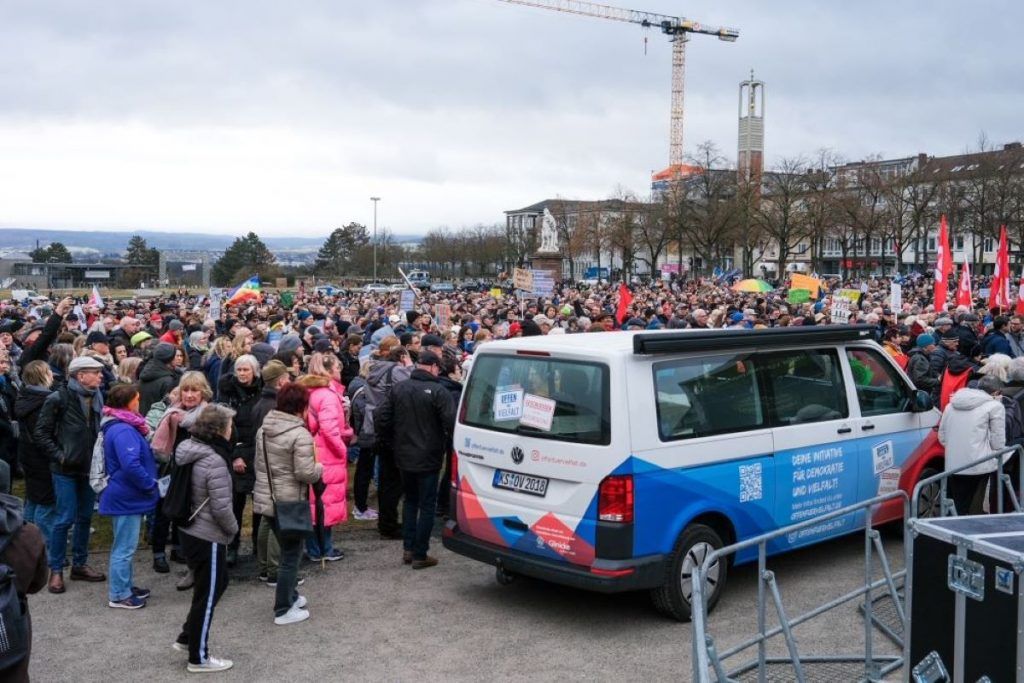 Das Demokratie-Mobil bei einer Kasseler Demo gegen Rechtsextremismus.