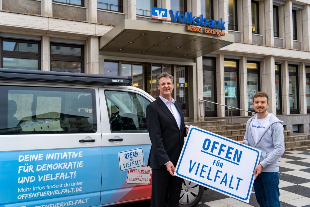 "Offen für Vielfalt" und die Volksbank Göttingen sind unterwegs für die Demokratie.