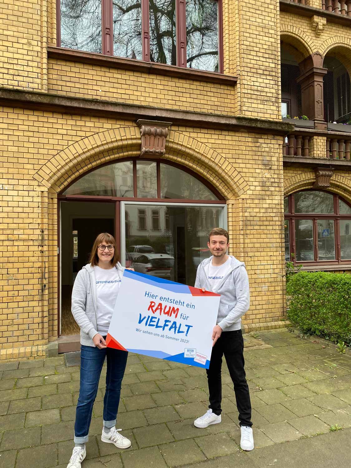 Dagmar Krauße und Maximilian Zindel vor der neuen Geschäftsstelle.