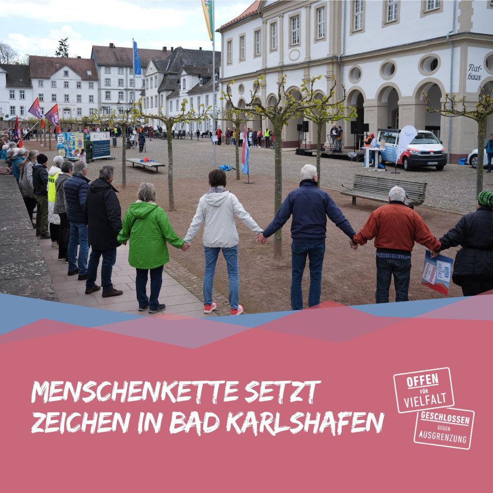250 Demokrat*innen bilden in Bad Karlshafen eine Menschenkette.