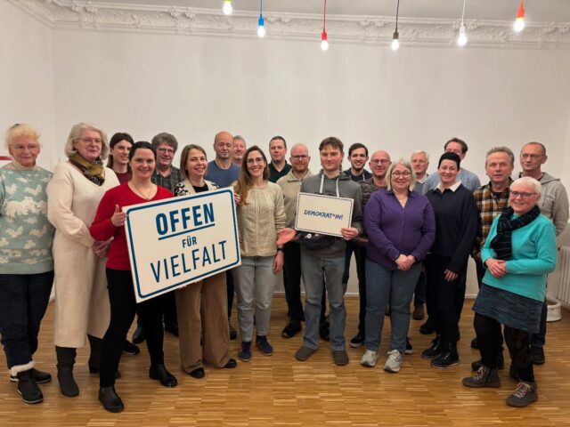 Sicher und souverän im Kommunalwahlkampf – ein überparteilicher Workshop in unserem Demokratie-Laden. 

Teilgenommen haben über 20 Kandierende von CDU, SPD, Bündnis 90/Die Grünen und Volt. Sie alle kandidieren auf einer Ortsbeiratsliste, für den Gemeinderat oder wollen Stadtverordnete/Stadtverordneter werden. 

➡️ Ziel der Veranstaltung war es, praxisnahe Strategien für den Umgang mit Hass, Anfeindungen und bedrohlichen Situationen im Wahlkampf zu vermitteln. Das Thema ist kein neues. Mehr als 60 % der ehrenamtlich Engagierten haben bereits negative Erfahrungen an Wahlkampfständen gemacht haben. Darunter Beleidigungen und sogar Bedrohungen.

Wir möchten die Engagierten stärken. Denn das Engagement auf kommunalere Ebene ist die Basis unserer Demokratie. 

Der offene Dialog zeigte deutlich: Kommunalpolitisches Engagement ist herausfordernder geworden – zugleich aber unverzichtbar für eine funktionierende Demokratie. Der Workshop machte Mut, stärkte Handlungssicherheit und unterstrich den Wert überparteilicher Zusammenarbeit.

👉 Den vollständigen Beitrag zur Veranstaltung gibt es auf unserer Website. 

Wir wünschen allen Kandidatinnen und Kandidaten viel Erfolg und einen fairen, sicheren Wahlkampf.

#Kommunalpolitik #Demokratie #Zivilgesellschaft #Ehrenamt Hashtag#Wahlkampf #OffenFürVielfalt