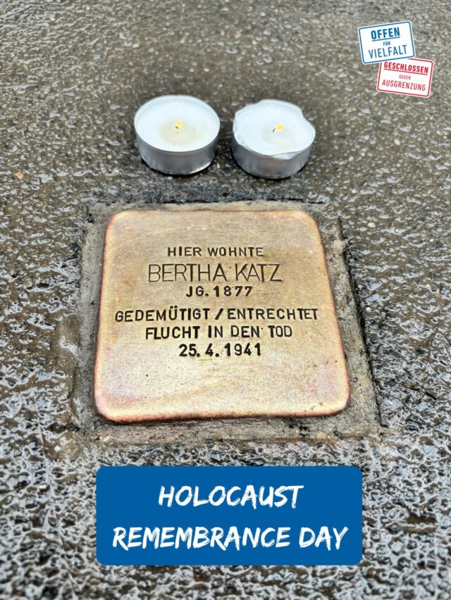 Wenn ihr unseren Demokratie-Laden in der Goethestraße 77 besucht, lauft ihr vermutlich am Stolperstein von Bertha Katz vorbei. Darauf stehen die Worte: „Gedemütigt / Entrechtet / Flucht in den Tod“.
Heute, am Holocaust Remembrance Day, haben wir Lichter für Bertha Katz angezündet und ihren Stolperstein gereinigt.

Bertha Katz erlebte, wie immer mehr Jüdinnen*Juden zwangsweise in ihr Haus in der damaligen Kaiserstraße (heute Goethestraße) eingewiesen wurden. Solche „Judenhäuser“ waren im Nationalsozialismus Zwangsunterkünfte. Sie dienten der Ausgrenzung, Kontrolle und Entrechtung und waren für viele Menschen die letzte Station vor der Deportation und Ermordung.

21 Menschen aus der damaligen Kaiserstraße wurden Opfer des Völkermords. Sie starben unter anderem in Buchenwald, Auschwitz, Riga, Minsk, Sobibor, Theresienstadt oder Sachsenhausen.

Bertha Katz wurde nicht deportiert. Doch auch sie war entrechtet: Ab dem 10. November 1939 durfte sie nicht mehr frei über ihr Vermögen verfügen. 

Am 25. April 1941 nahm sich Bertha Katz das Leben. In der Sterbeurkunde heißt es: „Selbstmord durch Einnahme von Veronaltabletten. Motiv: Lebensüberdruss.“ 

#holocaustremembranceday #weremember #demokratie #goethestrasse #kassel