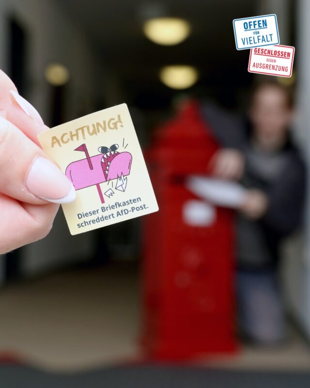 Beim Aufschlagen der Tageszeitungen war es für viele Leserinnen und Leser heute bunt. Denn allen nordhessischen Zeitungen ist ein Stickerbogen mit Aufklebern gegen AfD-Werbung beigelegt. Mehr als 120.000 dieser Stickerbögen haben wir der Hessischen Niedersächsischen Zeitung (HNA) und allen weiteren Zeitungen der Ippen-Gruppe in Nordhessen beigelegt.
 
➡️ Wir rufen seit mehr als fünf Jahren dazu auf, Haltung zu zeigen und für demokratische Werte einzustehen. Haltung kann nun auch sichtbar am eigenen Briefkasten gezeigt werden. Indem man mit unseren Stickern deutlich
macht: AfD-Werbung kommt mir nicht ins Haus!
 
Keine Sorge, du kannst auch Sticker bestellen! Einfach, schnell und kostenlos über den Link in unserer Story.

Umgesetzt haben wir die Aktion mit @navos_create! Danke für euren kreativen Support! ❤️

#offenfürvielfalt #sticker #demokratieimbriefkasten #nordhessen