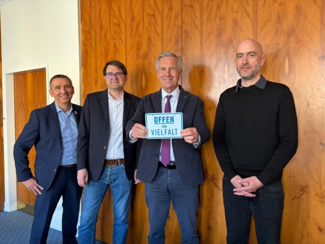 Der Vorsitzende unserer Demokratie-Initiative, @michaelsasse_hannover, traf sich gemeinsam mit Journalistinnen und Journalisten der @hnanews mit Altbundespräsident Christian Wulff.

➡️ Dieser fand deutliche Worte: „Die Union läuft geradewegs in die Falle der AfD. Deren erklärtes Ziel ist es, mit Kulturkampf einen Keil zwischen Union und die anderen demokratischen Parteien zu treiben und langfristig die CDU zu marginalisieren.“ 

Zum 20. Jahrestag der Ermordung von Halit Yozgat durch den NSU hält Altbundespräsident Christian Wulff am Ostermontag (6.04.2026) in Kassel die Gedenkrede. Im Vorfeld der Veranstaltung, zu der auch Ismail und Ayse Yozgat, die Eltern des Opfers, aus der Türkei anreisen, zog Wulff im Interview mit der Hessischen Niedersächsischen Allgemeinen (HNA) und der hessischen Demokratie-Initiative Offen für Vielfalt e.V. eine ernüchternde Bilanz. 

Das ganze Interview ist auf unserer Website nachzulesen. 

#demokratie #halityozgat #gedenken #6april