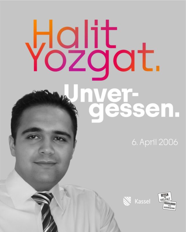 Heute, am 6. April, jährt sich der Mord an Halit Yozgat zum zwanzigsten Mal. Er wurde 2006 im Alter von 21 Jahren von der rechtsextremen Terrorgruppe Nationalsozialistischer Untergrund (NSU) in seinem Internetcafé in Kassel ermordet.

Gemeinsam und auf Einladung der Familie Yozgat und der Stadt Kassel wird an diesem Tag in der Nordstadt gedacht. Auftakt ist um 15 Uhr mit einer Andacht auf dem Halitplatz an der Holländischen Straße. Im Anschluss wird die Gedenkveranstaltung im Philipp-Scheidemann-Haus fortgesetzt. Christian Wulff, Bundespräsident a.D., wird zu den Gästen sprechen.

Unmittelbar vor Beginn erklingt die Osanna-Glocke der Martinskirche Kassel. Sie wird nur zu wenigen besonderen Anlässen geläutet und erklingt an diesem Tag für das Gedenken an Halit Yozgat und alle Opfer rechtsextremer Gewalt.

Halit Yozgat bleibt unvergessen.

#gedenken #halityozgatunvergessen #6April #kassel