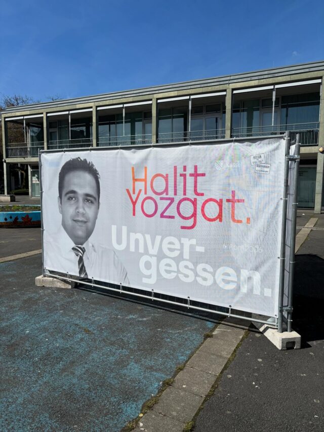 HALIT YOZGAT UNVERGESSEN.

Es war eine zutiefst emotionale und bewegende Gedenkveranstaltung. Der große Wunsch der Familie: Halit soll nicht in Vergessenheit geraten. Die Botschaft der Besucherinnen und Besucher an die Familie wat deutlich: Wir vergessen nicht. 

#halityozgat #6april #kassel