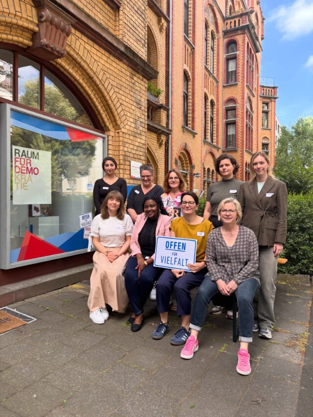 Was sind die größten Treiber von Diversity, Equity & Inclusion in Unternehmen? Menschen mit einer Vision! 👏

Genau diese Menschen bringen wir bei unseren jährlichen Netzwerktreffen zusammen. Denn unsere Kooperationspartner sind so vielfältig wie die Branchen, in denen sie tätig sind. Eines verbindet sie: Das #Engagement für Diversity, Equity & Inclusion im Unternehmen. Während in einigen Unternehmen eigene Verantwortliche oder spezialisierte Abteilungen im Bereich #DEI arbeiten, haben andere bereichsübergreifende Projektteams, die Vielfalt nachhaltig in den Unternehmensalltag integrieren. Diese unterschiedlichen Perspektiven und Erfahrungen führen wir im Demokratie-Laden zusammen. 🙌 

Wir freuen uns, dass unser Netzwerk weiter wächst! Veränderung entsteht dort, wo Wissen geteilt, Erfahrungen ausgetauscht und Menschen miteinander vernetzt werden. 

#diversity #raumfürdemokratie #netzwerk