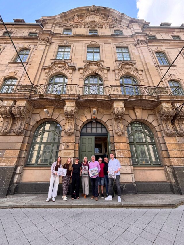 Hausbesuche bei der Demokratie: Jury besucht Preisträger. Rückenwind für die Demokratie! Das ist der Gedanke hinter unserem jährlichen Wettbewerb „Demokratie-Verstärker*innen“. Wir haben die ersten beiden Preisträger*innen der Kategorie „Demokratie, demokratische Werte und gegen Extremismus“ jetzt vor Ort besucht und uns über Engagement und Projektstand persönlich informiert. Mit dabei: Die beiden Jurymitglieder Michael Sasse, Kathrin Kaiser und Daniel Bettermann.

Unsere Stationen: Kassel - Ehemaliges Polizeipräsidium. Gieselwerder - Haus der Demokratie. Alle Infos auf unserer Website. 

#demokratie #vielfalt #nordhessen