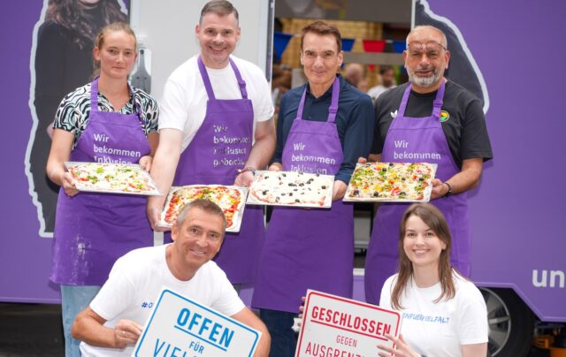 Die Backmauer steht! Bei unserem Afterwork-Sommerfest hat Politik richtig was gebacken bekommen: ofenfrische Pizza. 🍕 Wahlweise mit schwarzen Oliven, grünem Spinat, roten Tomaten und Zwiebeln. Die Aushandlungsprozesse begannen direkt beim Betreten des Backmobils: Wer belegt und wer rollt den Pizzateig?

Wir bedanken uns bei unseren Bäcker*innen. Und ganz besonders bei unseren Gästen, die die „Küchenschlacht“ ermöglicht haben. Freunde unserer Demokratie-Initiative kamen zum Sommerfest, um sich von unseren backenden Politiker*innen kulinarisch verwöhnen zu lassen. Wie sich das gehört, haben diese die Frage, wie die Pizza belegt sein solle, dann in Richtung Publikum gegeben. Da waren sich alle einig: Ananas bleibt in der Dose.

Wir empfehlen den politischen Parteien, die ein oder andere Frage zur Diskussion in die Küche zu verlegen. Zur Not stellen wir das Backmobil vor der nächsten Stadtverordnetenversammlung auf dem Rathausvorplatz ab. 😉

Und vielen Dank an die @hephatadiakonie ❤️ Ohne euch wäre das Afterwork-Sommerfest nicht möglich gewesen. 

#pizza #politik #backmauer #offenfürvielfalt