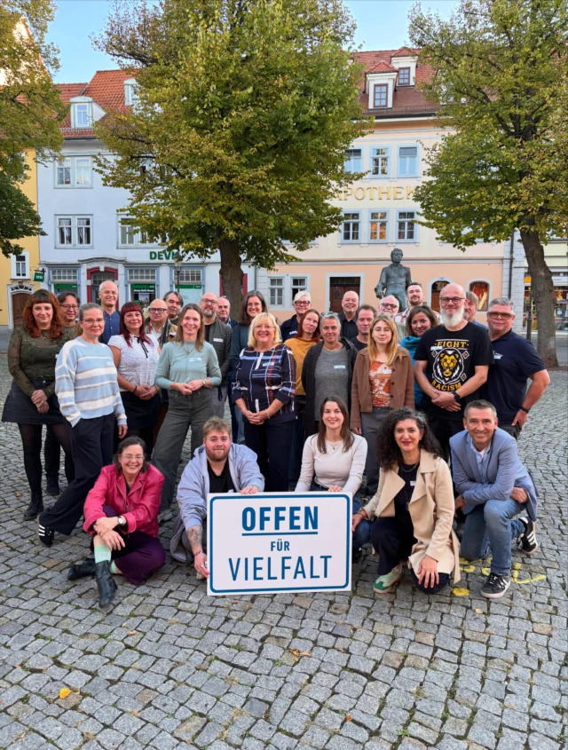 Dürfen wir vorstellen? Die Demokratie-Delegation in Arnstadt. ❤️

Zivilgesellschaft, Verwaltung, Politik, Kirche und Jugendarbeit haben Kassels Partnerstadt besucht. Unser gemeinsames Ziel: die Städtepartnerschaft mit neuem Leben füllen und die Vernetzung im Einsatz für Demokratie und Vielfalt stärken.

Die erste Idee für eine Reise nach Arnstadt entstand bereits 2024. Damals wurde deutlich, wie wichtig es ist, sich im Kampf gegen rechtsextreme und populistische Kräfte stärker zu vernetzen. Aus dieser Idee wurde eine Delegationsfahrt, die mit Unterstützung der Mobilen Beratung geplant wurde.

Kurzer Stopp in Erfurt: Dort traf die Delegation den Thüringer Innenminister Georg Maier. Im Mittelpunkt des Gesprächs stand der Umgang mit demokratiefeindlichen Einstellungen in der Gesellschaft.

Einen ausführlichen Bericht über die Reise und die Gedanken unserer Delegation gibt es auf unserer Website.

#offenfuervielfalt #demokratie #arnstadt #kassel